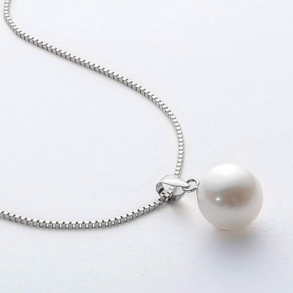 12-13mm freshwater pearl pendant necklace close up