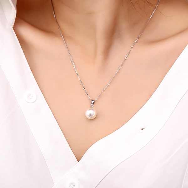 12-13mm freshwater pearl pendant necklace on woman