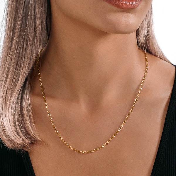 Woman wearing a 2.5mm gold cable chain necklace on her neck