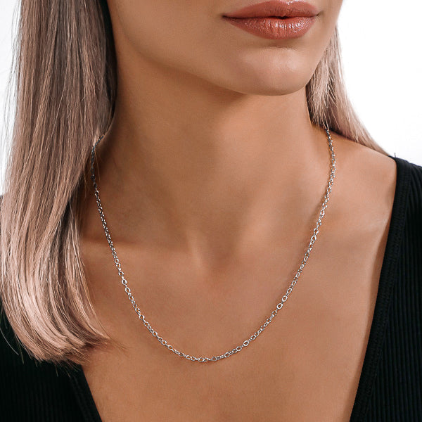 Woman wearing a 2.5mm silver cable chain necklace on her neck