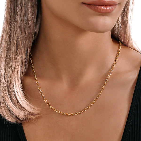 Woman wearing a 3mm gold cable chain necklace on her neck