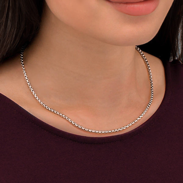 Woman wearing a 3mm silver box chain necklace on her neck