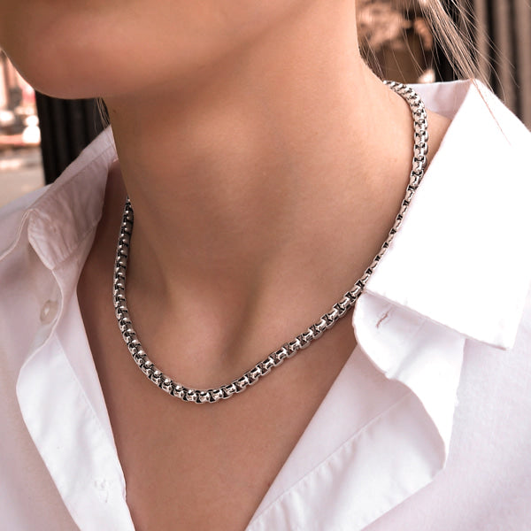 Woman wearing a 4mm silver box chain necklace on her neck