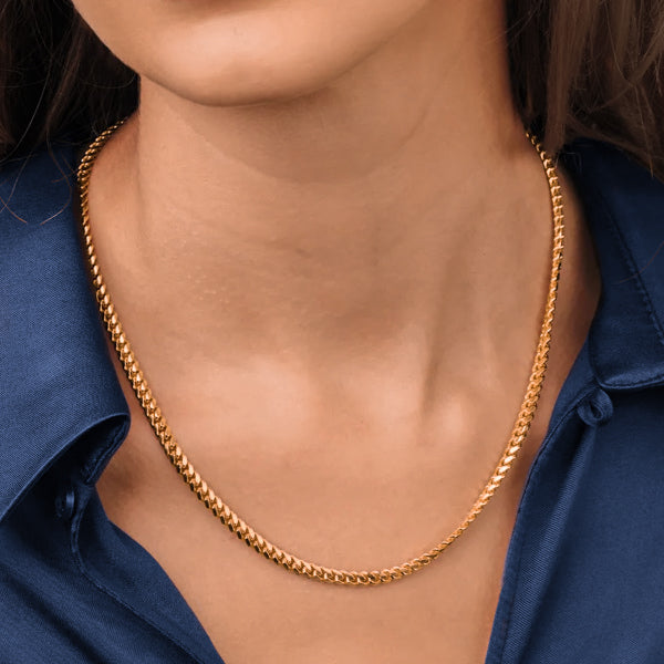 Woman wearing a 5mm gold curb chain necklace