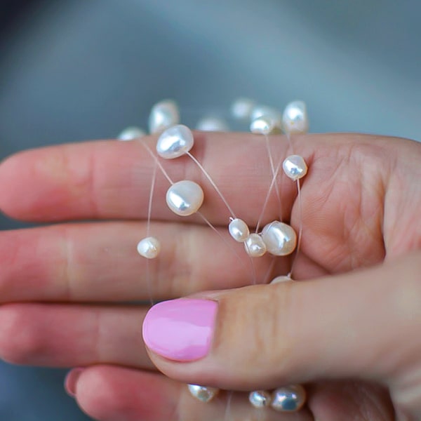 Floating freshwater pearl necklace details