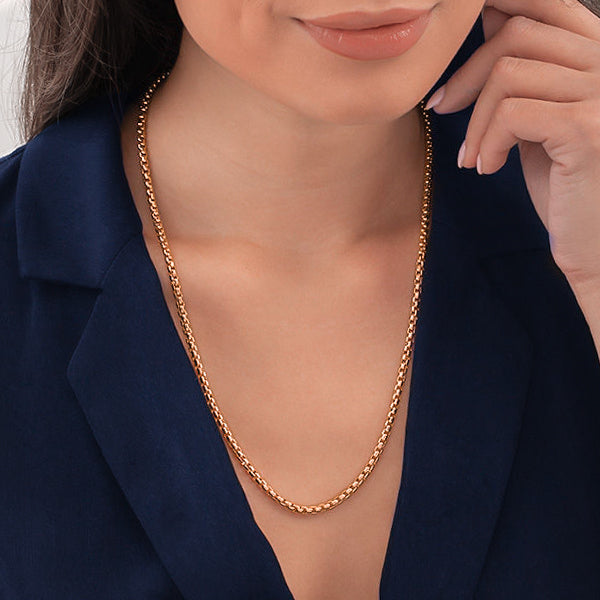 Woman wearing a gold Venetian box chain necklace on her neck