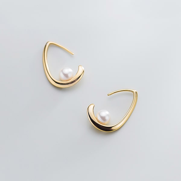Details of the gold open waterdrop hoop pearl earrings