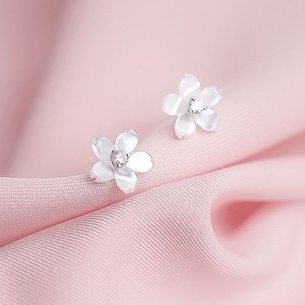 Pearly white flower earrings