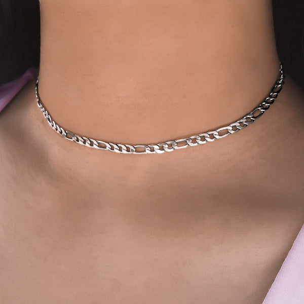 Woman wearing a silver figaro choker necklace