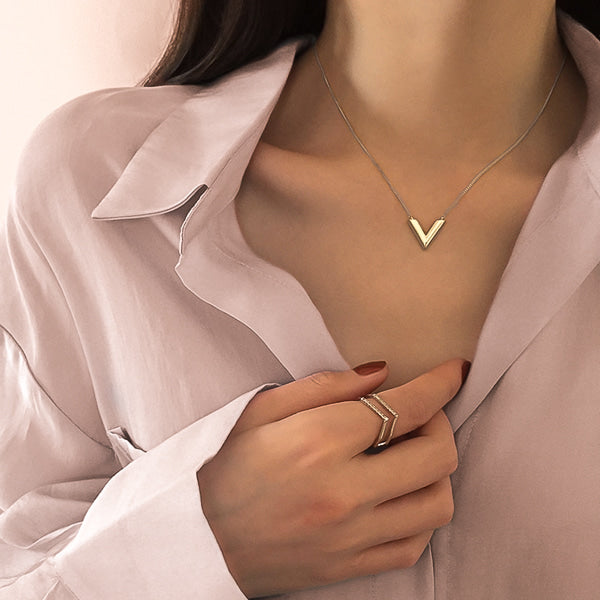 Woman wearing a silver V necklace
