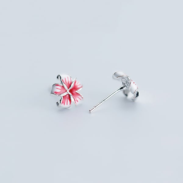 Silver lily flower stud earrings detail