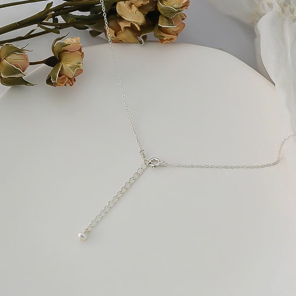 Sterling silver freshwater pearls necklace chain close up
