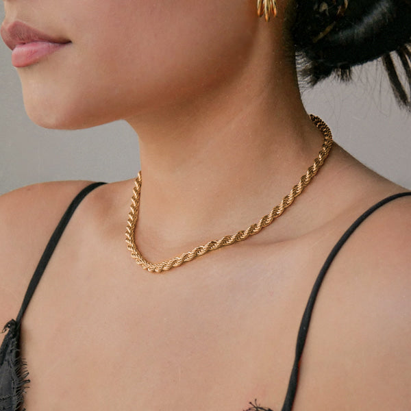 Woman wearing a thick 6mm gold rope chain necklace