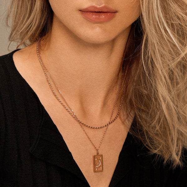 Woman wearing a thin 2mm rose gold rope chain necklace