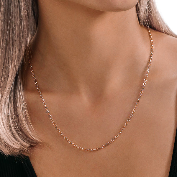 Woman wearing a 2.5mm rose gold cable chain necklace on her neck