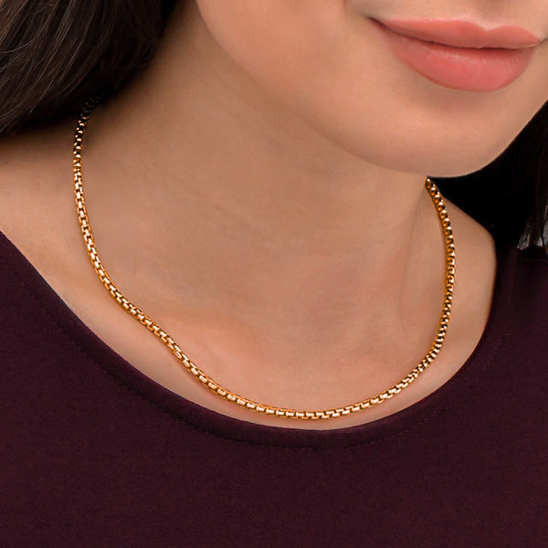 Woman wearing a 3mm gold box chain necklace on her neck