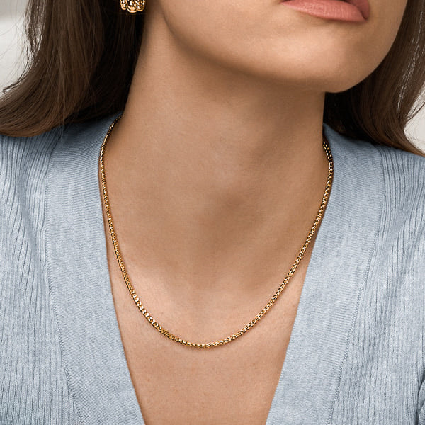 Woman wearing a 3mm gold curb chain necklace
