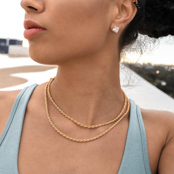 Woman wearing a 3mm gold rope chain necklace