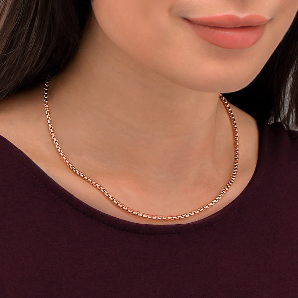 Woman wearing a 3mm rose gold box chain necklace on her neck