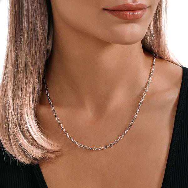 Woman wearing a 3mm silver cable chain necklace on her neck