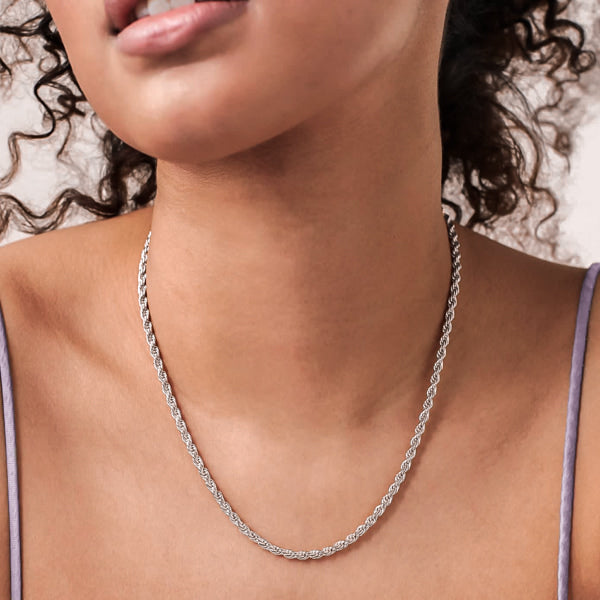 Woman wearing a 3mm silver rope chain necklace