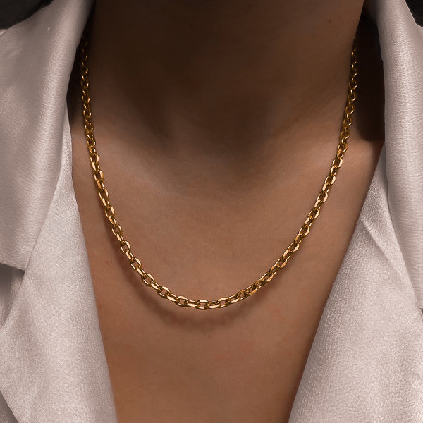Woman wearing a 4mm gold cable chain necklace on her neck
