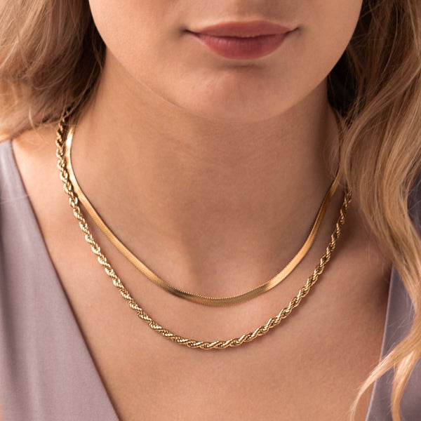 Woman wearing a 4mm gold rope chain necklace