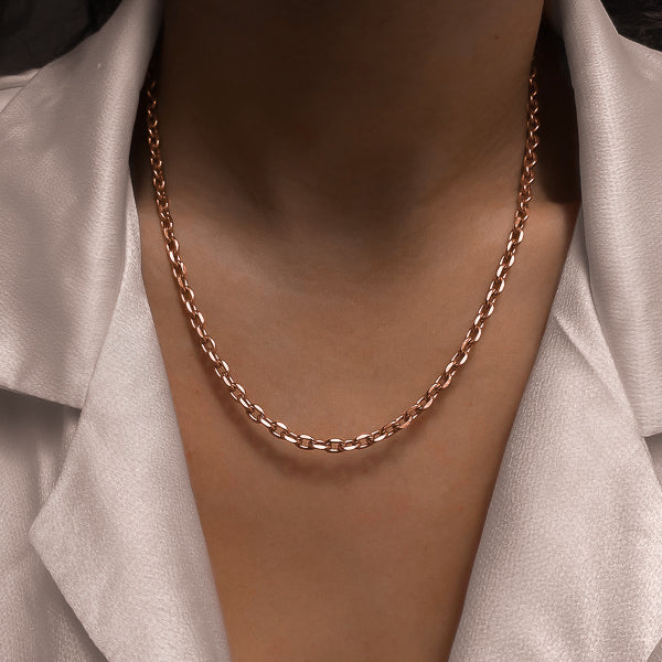 Woman wearing a 4mm rose gold cable chain necklace on her neck