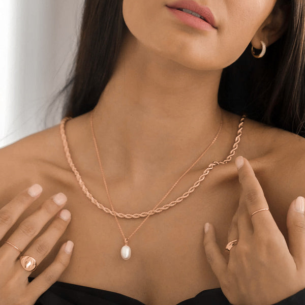 Woman wearing a 4mm rose gold rope chain necklace