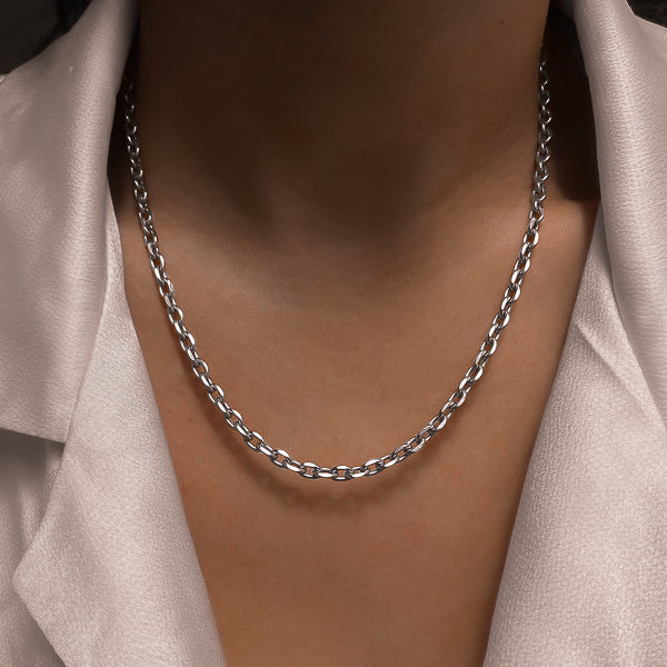 Woman wearing a 4mm silver cable chain necklace on her neck