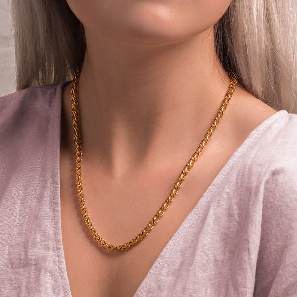 Woman wearing a 5mm gold wheat chain necklace