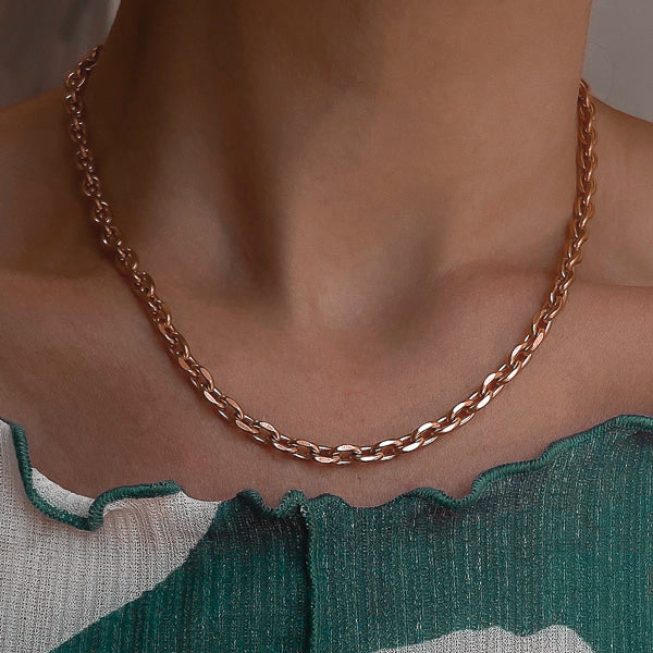 Woman wearing a 5mm rose gold cable chain necklace on her neck