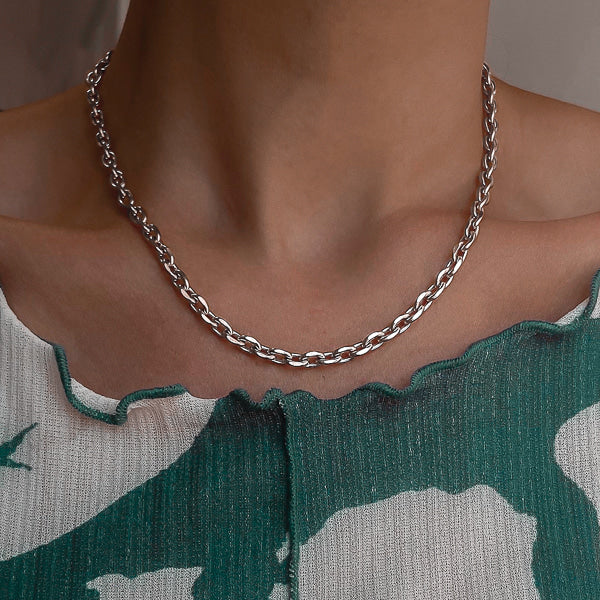 Woman wearing a 5mm silver cable chain necklace on her neck