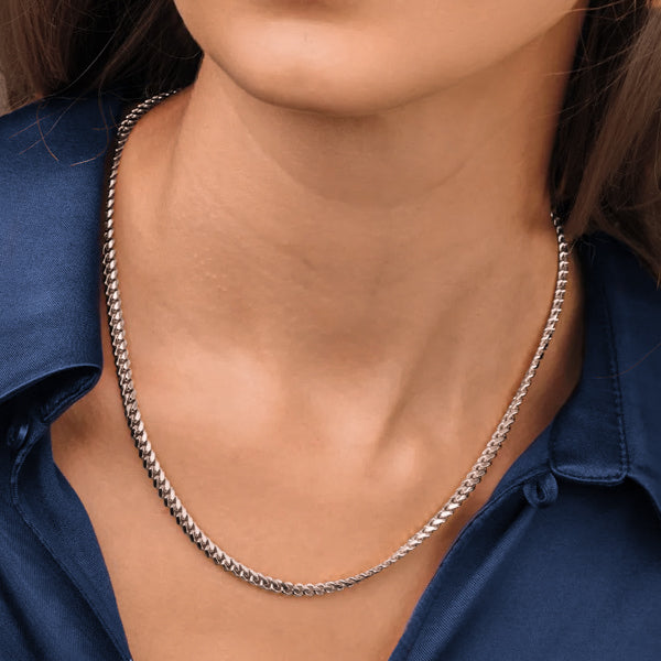 Woman wearing a 5mm silver curb chain necklace