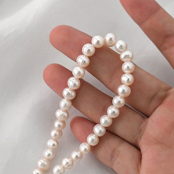 Details of the 6-7mm freshwater pearl choker necklace