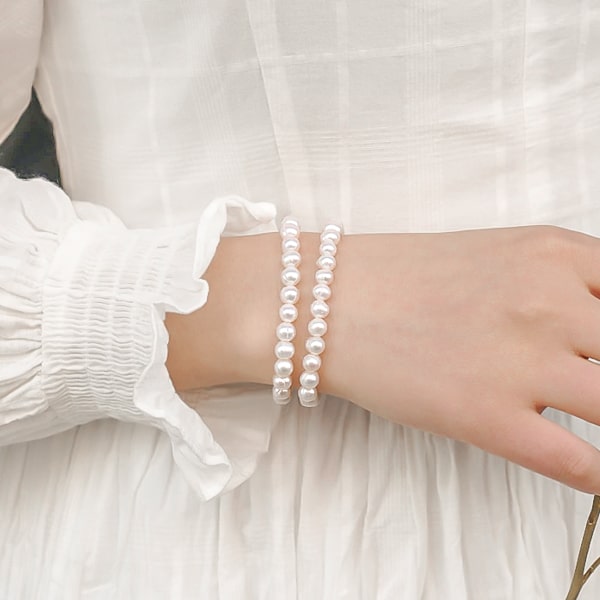 6mm pearl bracelet on a woman's wrist