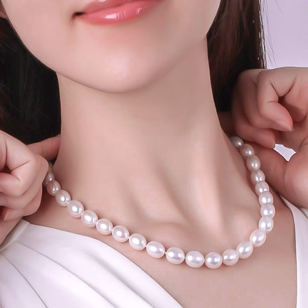 7-8mm freshwater pearl necklace on a woman's neck
