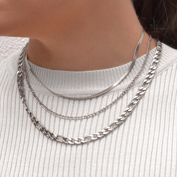 Woman wearing a 7.5mm silver figaro chain necklace