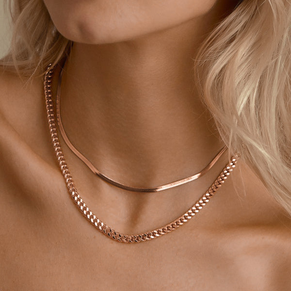 Woman wearing a 7mm rose gold curb chain necklace