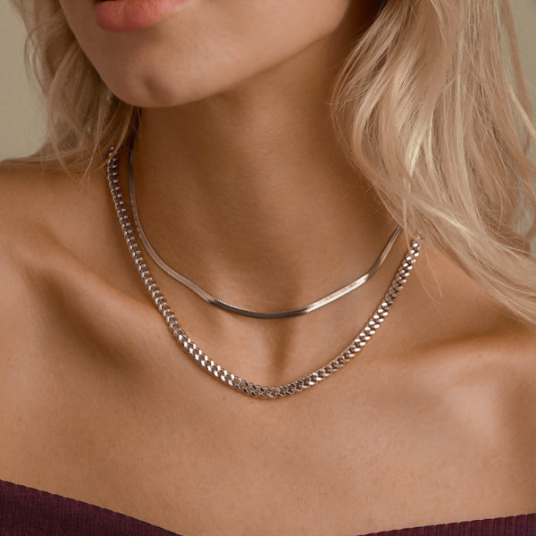 Woman wearing a 7mm silver curb chain necklace