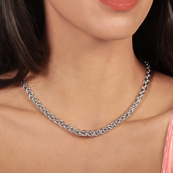 Woman wearing a 7mm silver wheat chain necklace