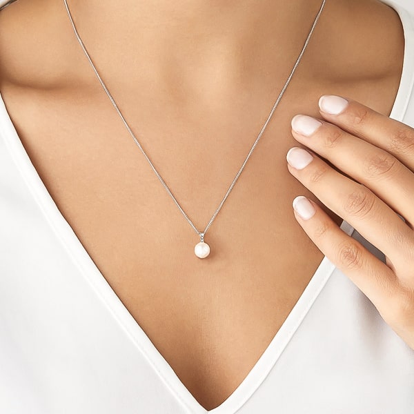 9-10mm freshwater pearl pendant necklace on woman