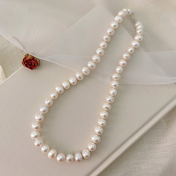 Freshwater pearl necklace with 9-10mm oval pearls full display