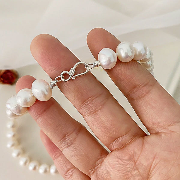 Freshwater pearl necklace with 9-10mm oval pearls and silver lock details