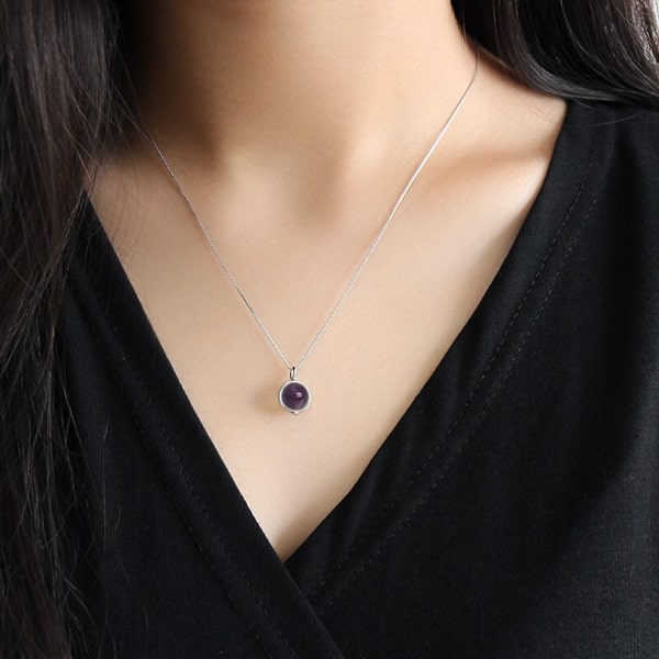Woman wearing an amethyst pendant necklace
