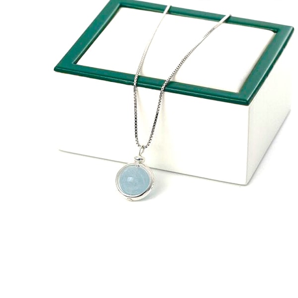 Aquamarine pendant necklace closeup image