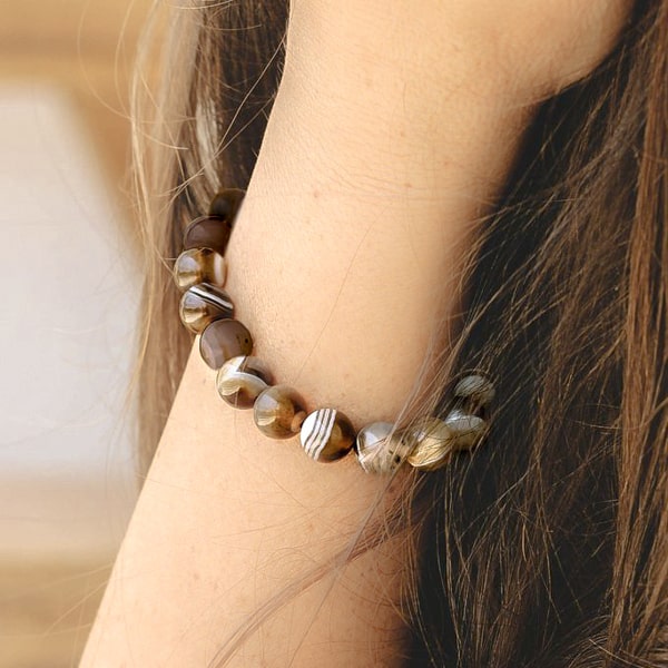 Beaded brown coffee agate bracelet on a woman's wrist
