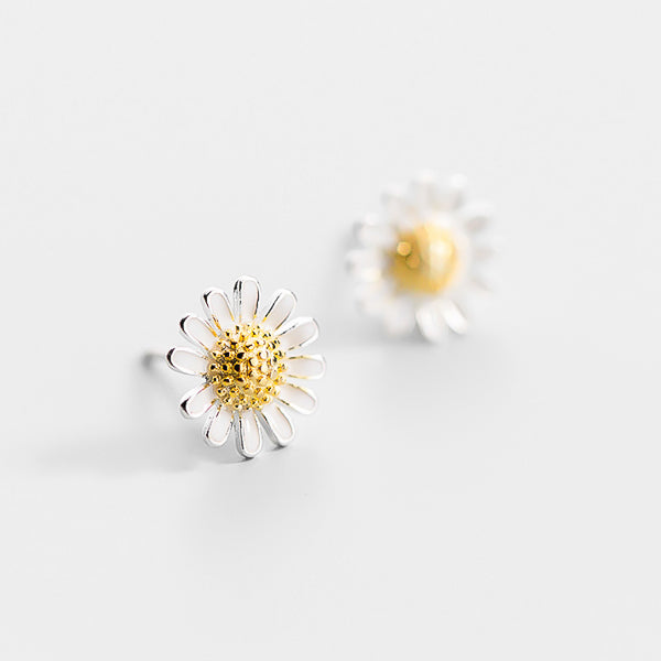 Daisy stud earrings made of sterling silver, 14K gold, and white enamel