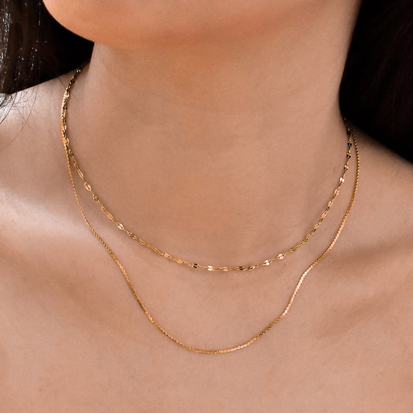Woman wearing a gold lace chain necklace