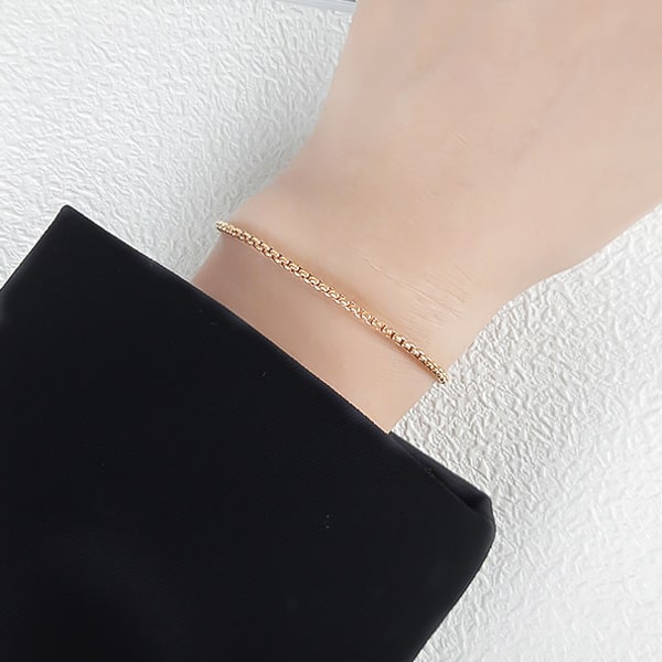 Gold box chain bracelet on a woman's wrist